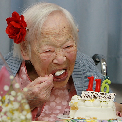 Misao Okawa, la femme la plus âgée du monde, déguste son gâteau d'anniversaire...
